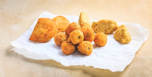 Fingermat Och Gatumat Sortiment Arancini Risbollar Stekta Ostbollar Torskpajer — Stockfoto