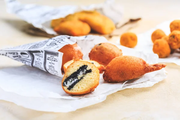 Fingerfood Und Streetfood Gebratene Quarkbällchen Gefüllt Mit Oreo Keksen — Stockfoto