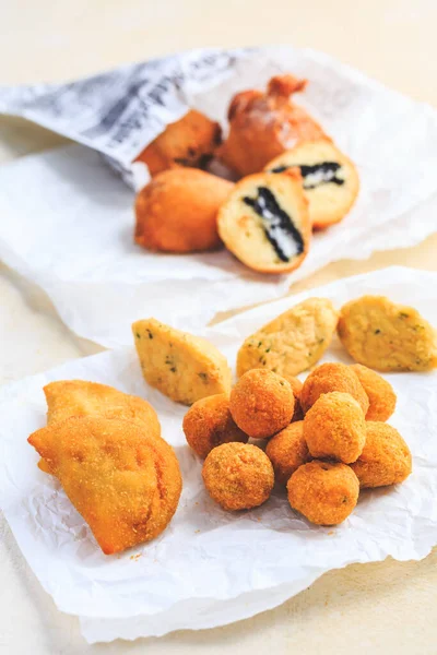 Vinger Food Street Food Assortiment Van Arancini Rijstballen Gebakken Wrongel — Stockfoto