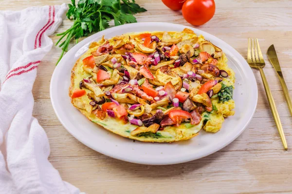 Omlet Wegetariański Lub Frittata Ziołami Grzybami Pomidorami Cebulą — Zdjęcie stockowe