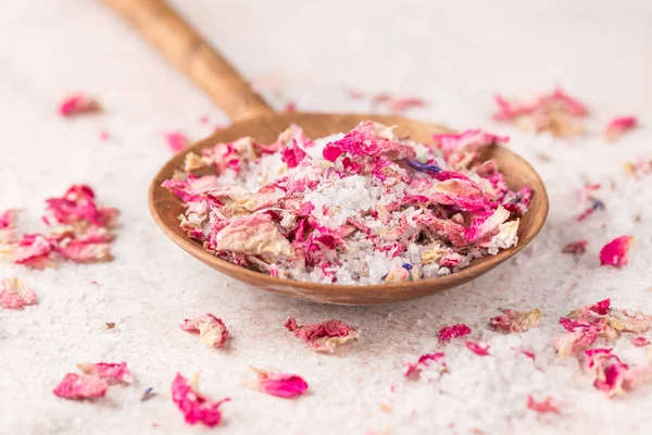 Siehe Salz Mit Getrockneten Blütenblättern Hölzerner Schaufel Auf Rosa Marmortisch — Stockfoto