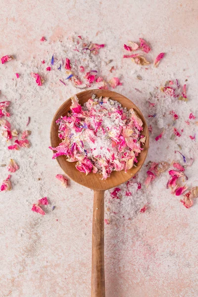 Δείτε Αλάτι Αποξηραμένα Πέταλα Λουλουδιών Ξύλινη Κουτάλα Ροζ Μαρμάρινο Τραπέζι — Φωτογραφία Αρχείου