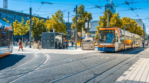 Mannheim Duitsland Juni 2022 Kleurrijke Trams Mannheim Winkelcentrum Zonder Auto — Stockfoto