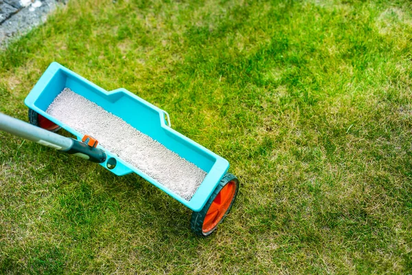 Lawn Care Lawn Spring Fertilization Tool — Stock Photo, Image