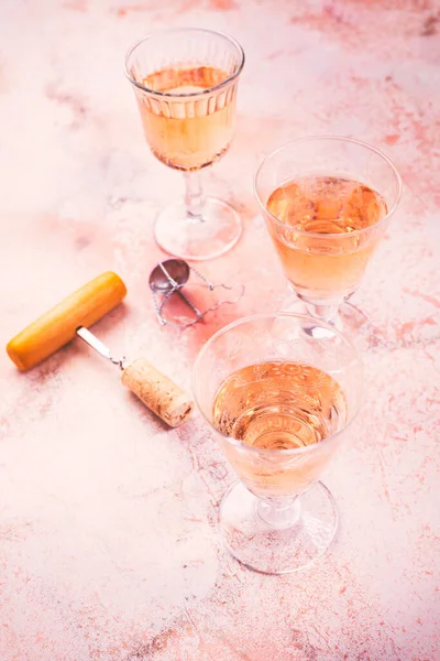 Tre Glas Rosévin Vinprovning Med Flasköppnare Rosa Marmor Bakgrund — Stockfoto