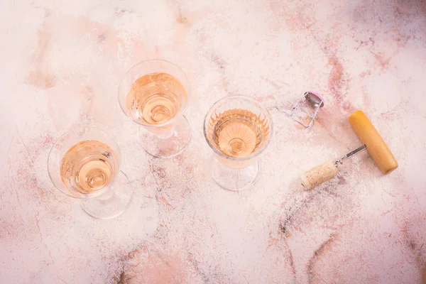 Tres Copas Vino Rosa Cata Vinos Con Abridor Botellas Sobre —  Fotos de Stock