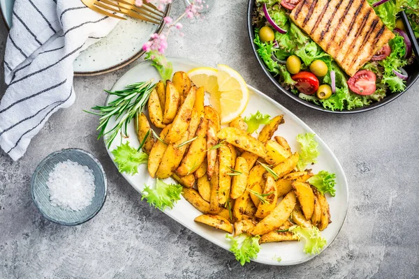 Aardappelschijfjes Oven Gebrand Met Vers Gemengde Salade Gegrilde Kaas — Stockfoto