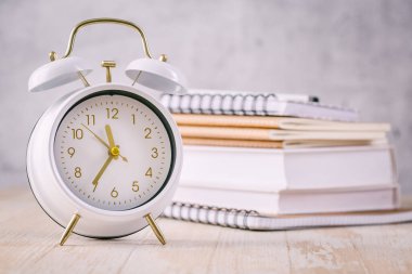 Okul ve öğrenciler için zaman yönetimi konsepti. Saati olan kitaplar
