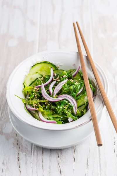 Geleneksel Japon Sunomono Salatası Salatalık Yosun Susam Tohumlu — Stok fotoğraf