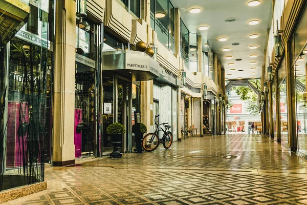 Mannheim, Almanya - 17 Haziran 2022: Modern butik parfümlü Kurfursten alışveriş geçidi