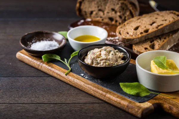 Spält Bröd Med Hemlagad Tonfisk Spridning Olivolja Och Salt Trä — Stockfoto