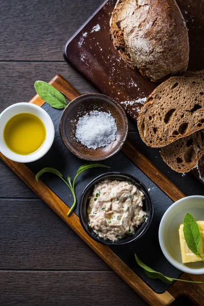 涂有自制金枪鱼 橄榄油和食盐的面包涂在木制背景上 — 图库照片