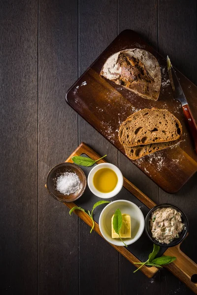 自家製のマグロのスプレッド オリーブオイルと塩を木製の背景にスペルパン — ストック写真