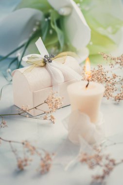 İlk kutsal komünyon ya da doğrulama - çiçekli mum ve küçük hediye 