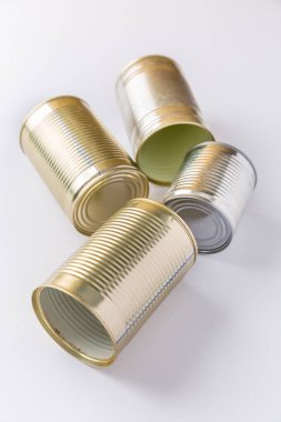 Toplanan metal çöpleri ayırın, geri dönüşüm için hazırlanın. Çevre dostu kavram. Geri dönüşümlü metal atığı ve sıfır atık kavramı