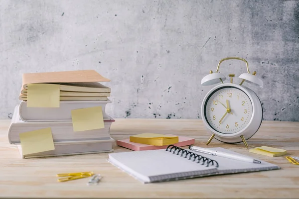 Konzept Des Zeitmanagements Für Büro Und Schule Bücher Notizblöcke Mit — Stockfoto