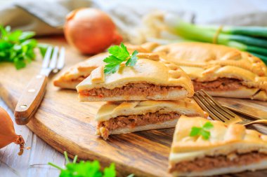 Empanada Gallega - Ton balığı, Galiçya ve İspanyol mutfağı ile doldurulmuş geleneksel turta. Ton balığı ve sebzeli tart..