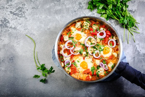 Shakshouka Αυγά Ποσέ Σάλτσα Ντομάτας Πιπεριάς Κρεμμυδιού Και Φέτας Γεύμα — Φωτογραφία Αρχείου