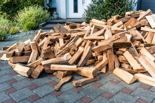 Stock Firewood Heating House Stacked Dried Logs Front House — Foto Stock