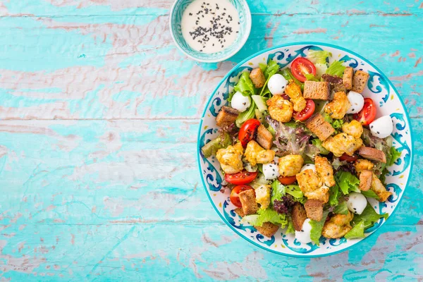 Gesunder Gegrillter Chicken Caesar Salat Mit Käse Und Croutons — Stockfoto