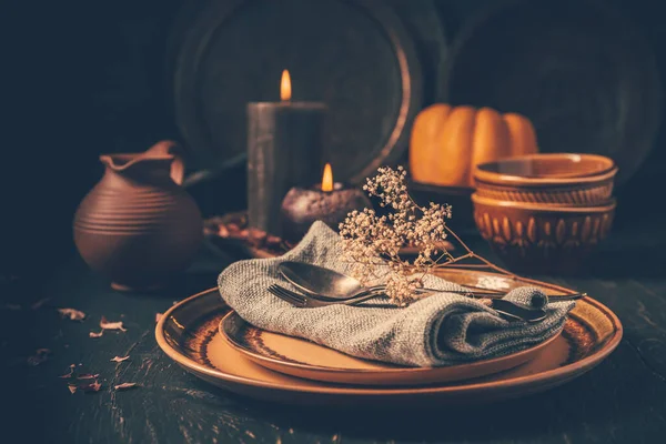 レストラン秋のテーブル設定 感謝祭の休日の場所設定秋の装飾 — ストック写真