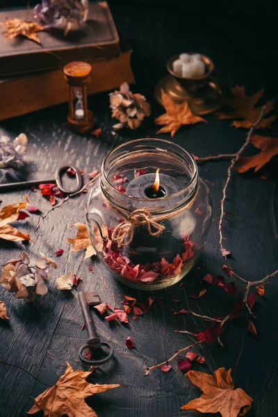 乾燥した葉と秋のキャンドルの装飾 秋の木製の家の装飾静物の香りのキャンドル 秋の季節のインテリアの詳細 — ストック写真