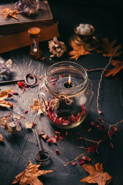 Autunno Candela Decorazione Con Foglie Secche Autunno Arredamento Legno Casa — Foto Stock