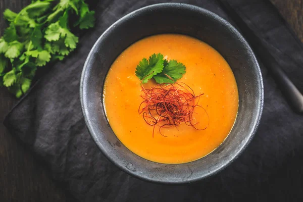 赤レンズ豆 チリのローストカボチャと人参のスープ — ストック写真