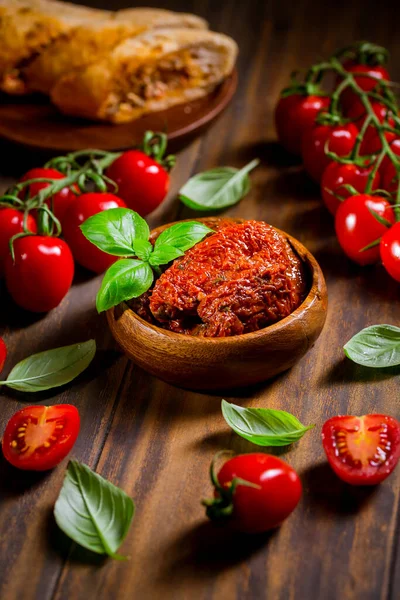 Soltorkade Och Inlagda Tomater Med Färska Örter Kryddor Och Tomatciabatta — Stockfoto