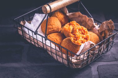 Ev yapımı Arancini, içinde Mozzarella peyniri olan bol yağda kızartılmış pirinç topları.