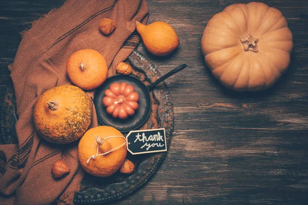 Happy Thanksgiving Day Hintergrund Holztisch Mit Kürbissen Und Kerzen Dekoriert — Stockfoto