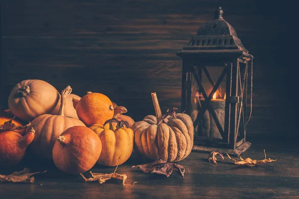 Assortiment Pompoenen Met Herfstbladeren Houten Ondergrond Thanksgiving Halloween Concept — Stockfoto