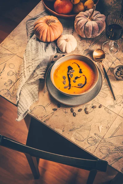 Süslü Mutfak Masasında Kabak Tohumlu Balkabağı Kremalı Çorba — Stok fotoğraf