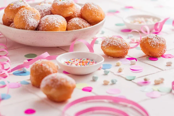 Traditionele Berliner Voor Carnaval Feest Duitse Krapfen Donuts Met Slingers — Stockfoto