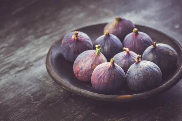 Frische Bio Rohfeigen Einer Schüssel Auf Holzgrund — Stockfoto