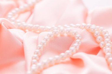 Pembe saten kumaşta inci kolye. Düğün konsepti. Yumuşak odak