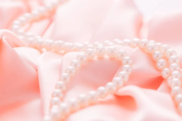 Collar Perlas Tela Satén Rosa Concepto Boda Enfoque Suave — Foto de Stock