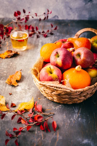 Höstsammansättning Med Pumpor Höstlöv Röda Äpplen Och Äppelcider — Stockfoto