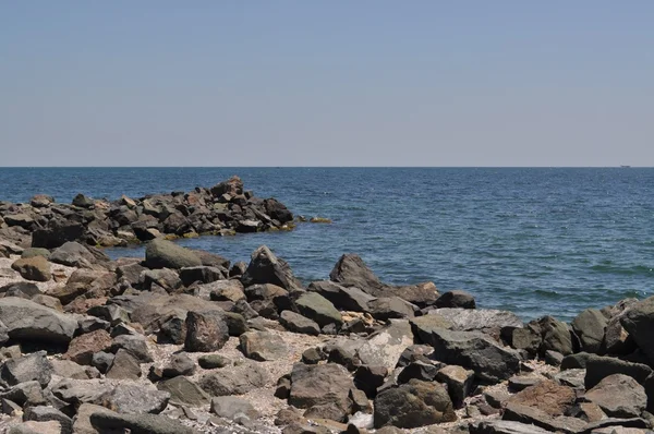 Kivinen rannikko — kuvapankkivalokuva