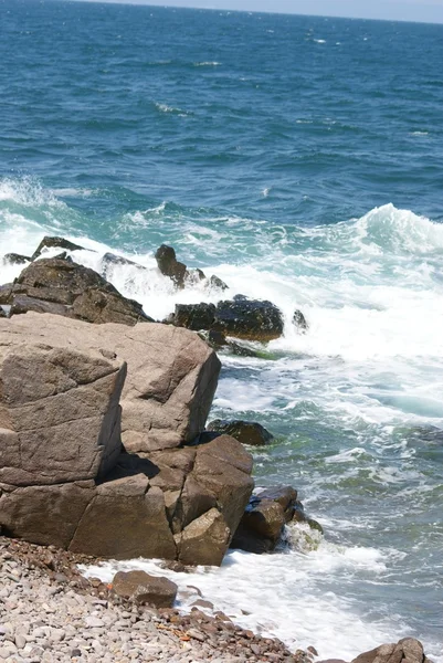 Rotsachtige kust — Stockfoto