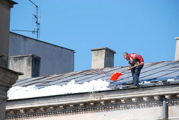 Man schoonmaak dak — Stockfoto