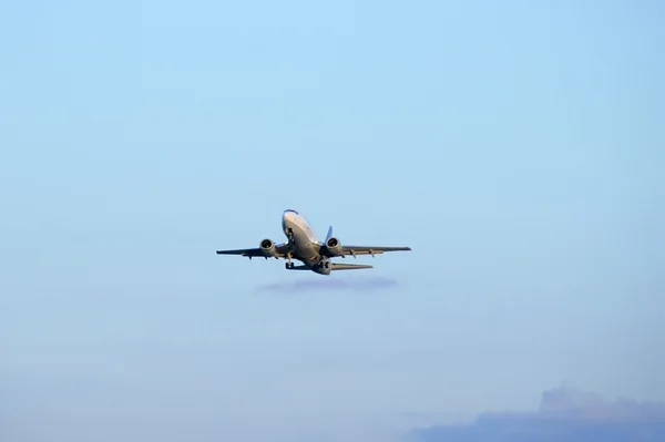 Vliegtuig via de luchthaven van Warschau, 21 september 2013 — Stockfoto