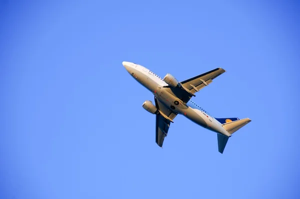 2013 年 9 月 21 日ワルシャワ空港上空の飛行機 — ストック写真