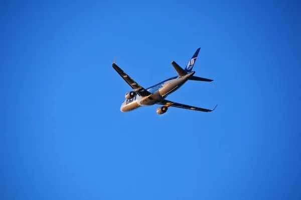 Avião sobre o Aeroporto de Varsóvia, 21 de setembro de 2013 — Fotografia de Stock