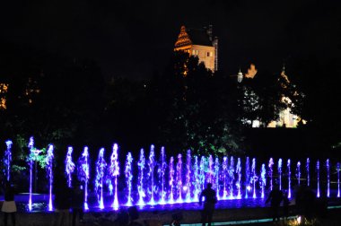 fireworks ile oynarken çeşmeler gösterisi