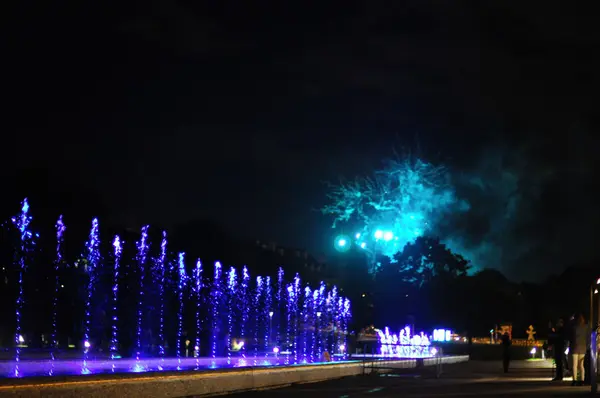 Spela fontäner show med fireworks — Stockfoto