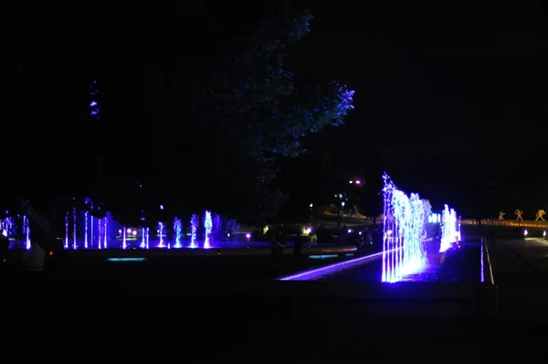 Playing fountains show with fireworks — Stock Photo, Image