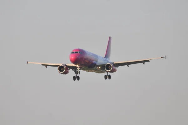 Wizzair plane landing — Stock Photo, Image