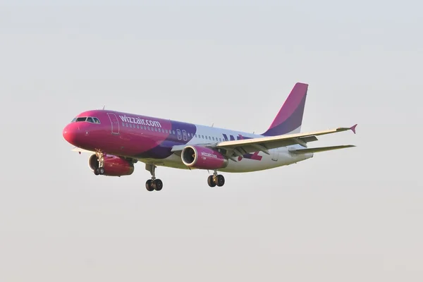 Wizzair plane landing — Stock Photo, Image