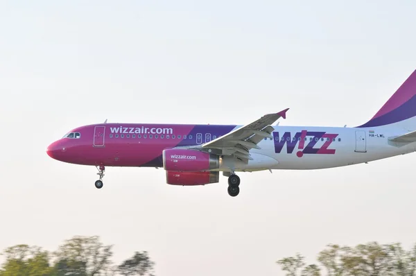 Aterizarea avionului Wizzair — Fotografie, imagine de stoc